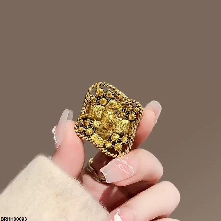 Oval Pearl Broach