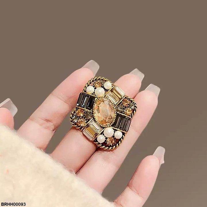 Oval Pearl Broach