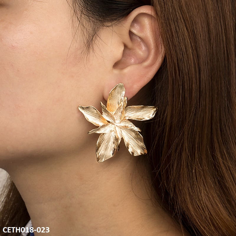 Edge Layer Flower Stud Tops Pair