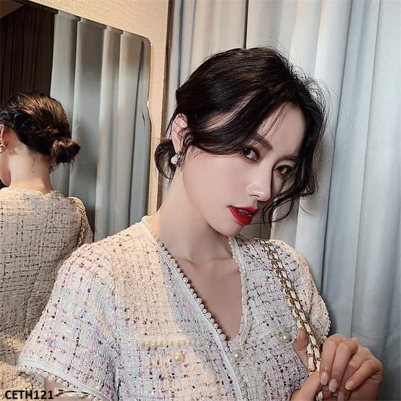 V Pearl Ear Tops Pair