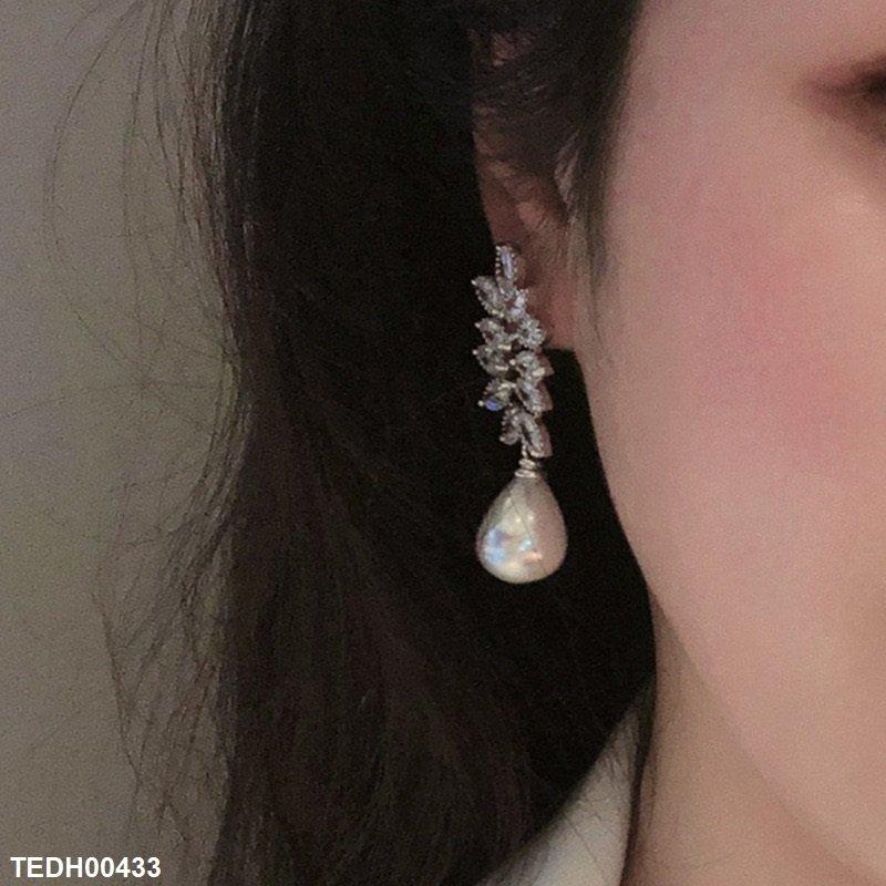 Tear Pearl Drop Earrings