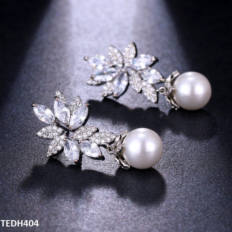 Tear Pearl Drop Earrings
