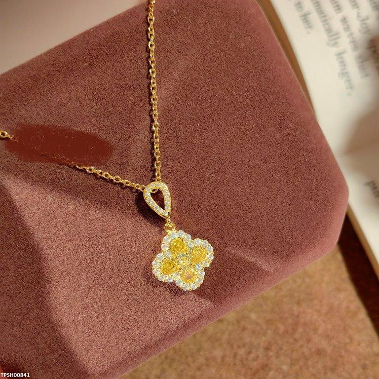 Four Leaf Clover Zircon Pendant