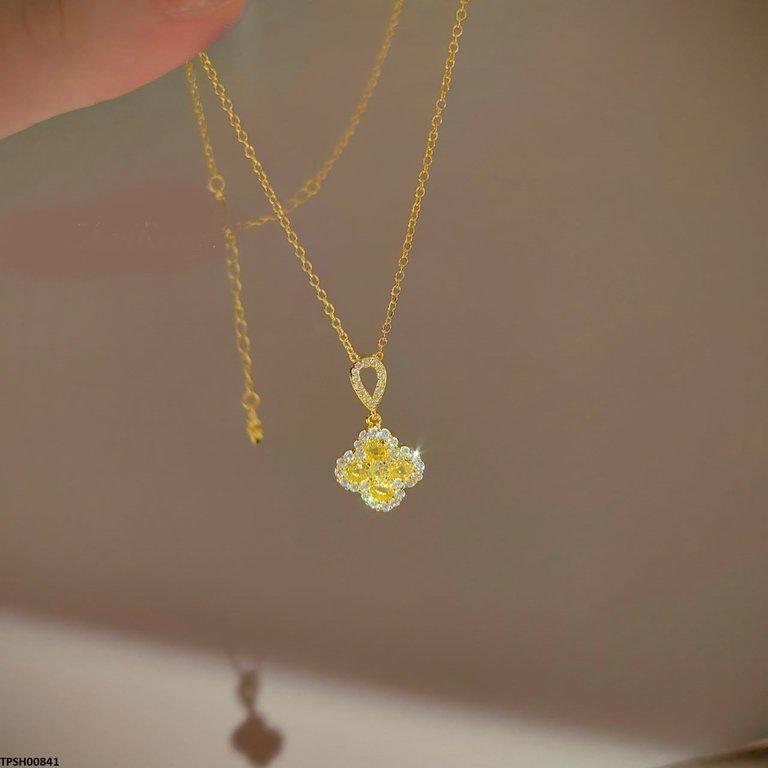 Four Leaf Clover Zircon Pendant