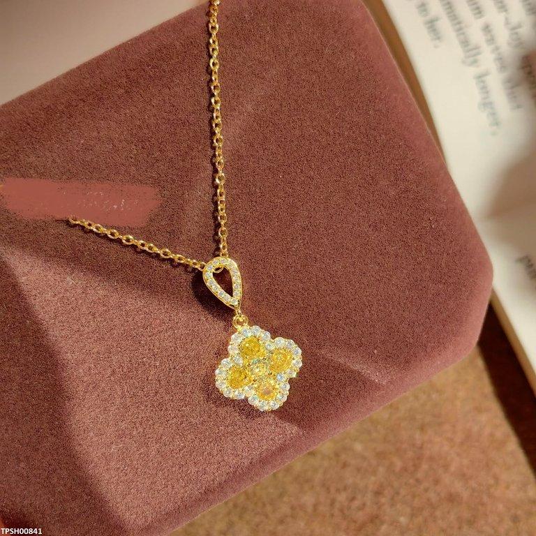 Four Leaf Clover Zircon Pendant