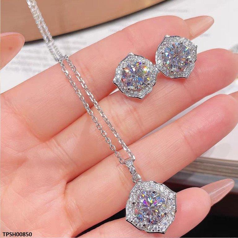 Cushion Shape Zircon Stone Pendant Set