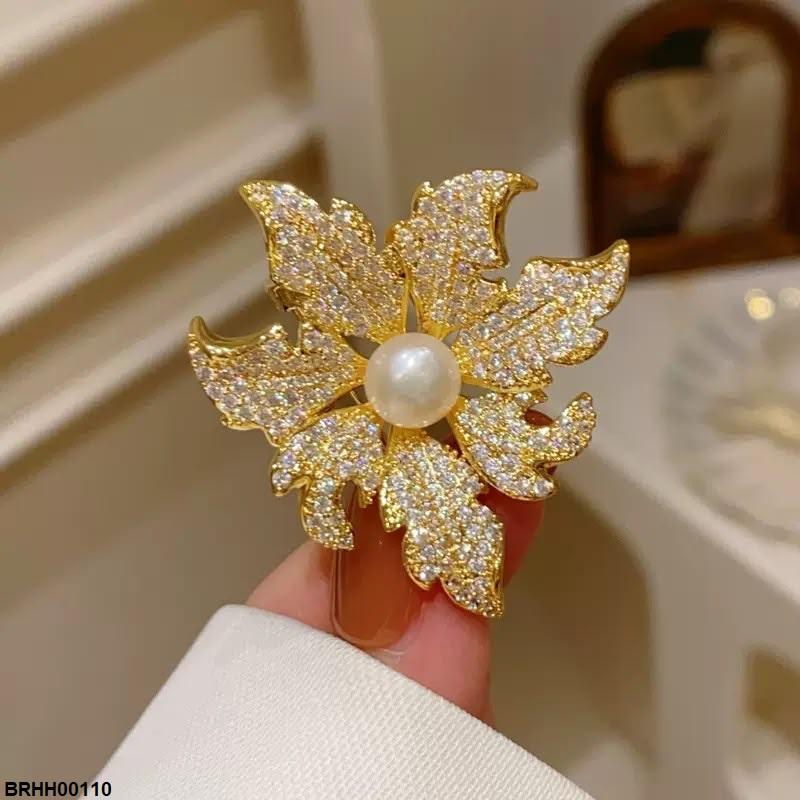 Maple Leaf Zircon Broach
